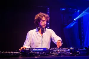 DJ Souldust en plein mix pour un événement à Bruxelles, en collaboration avec Emolto Events.